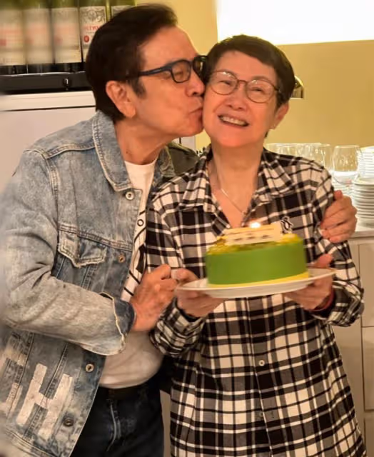 姜大衛一家出行,與妻子十指緊扣太恩愛,曹永廉子女罕露面像外公