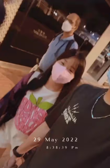 姜大衛一家出行,與妻子十指緊扣太恩愛,曹永廉子女罕露面像外公