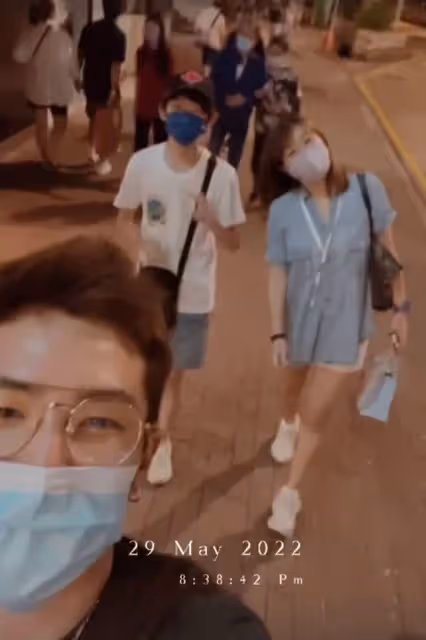 姜大衛一家出行,與妻子十指緊扣太恩愛,曹永廉子女罕露面像外公