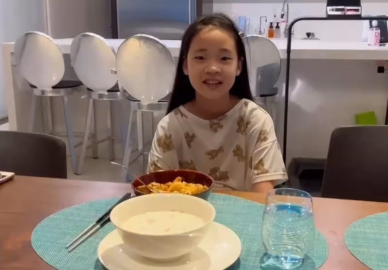 小S為女兒做咖喱飯,許老三出落得愈發漂亮,沒有兒時的「丑萌」模樣,五官越來越精緻,網友:再大一點就和姐姐一樣驚艷了!