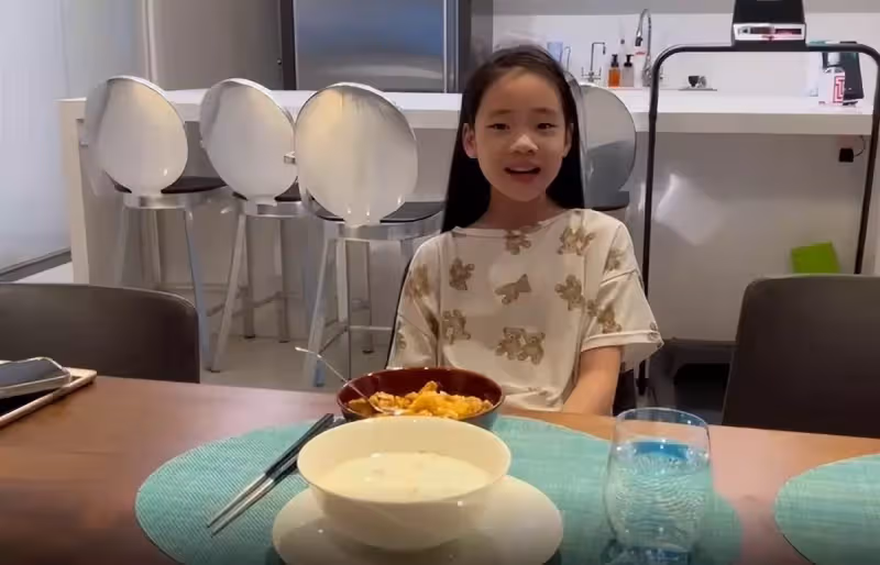 小S為女兒做咖喱飯,許老三出落得愈發漂亮,沒有兒時的「丑萌」模樣,五官越來越精緻,網友:再大一點就和姐姐一樣驚艷了!