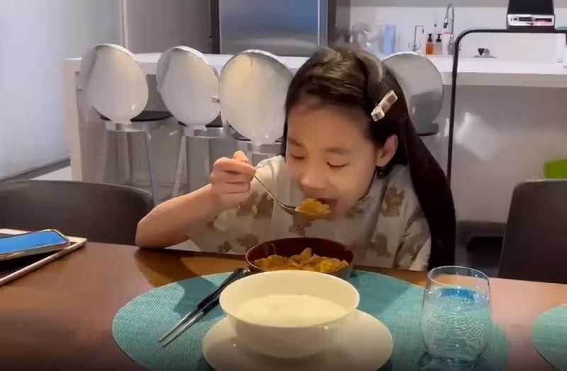 小S為女兒做咖喱飯,許老三出落得愈發漂亮,沒有兒時的「丑萌」模樣,五官越來越精緻,網友:再大一點就和姐姐一樣驚艷了!