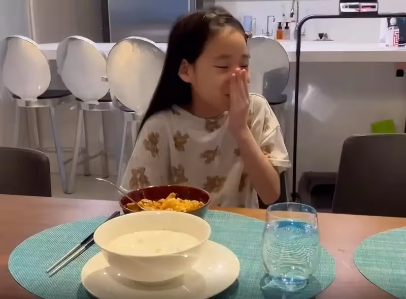 小S為女兒做咖喱飯,許老三出落得愈發漂亮,沒有兒時的「丑萌」模樣,五官越來越精緻,網友:再大一點就和姐姐一樣驚艷了!