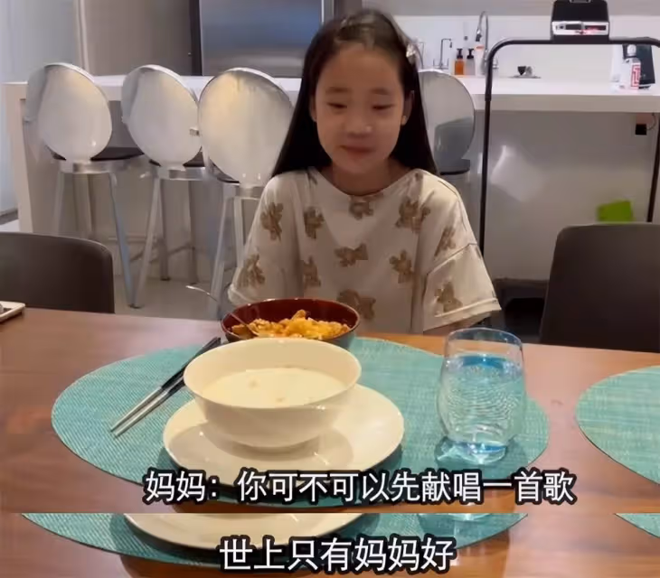 小S為女兒做咖喱飯,許老三出落得愈發漂亮,沒有兒時的「丑萌」模樣,五官越來越精緻,網友:再大一點就和姐姐一樣驚艷了!