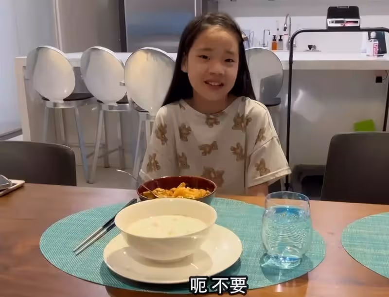 小S為女兒做咖喱飯,許老三出落得愈發漂亮,沒有兒時的「丑萌」模樣,五官越來越精緻,網友:再大一點就和姐姐一樣驚艷了!