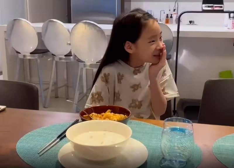 小S為女兒做咖喱飯,許老三出落得愈發漂亮,沒有兒時的「丑萌」模樣,五官越來越精緻,網友:再大一點就和姐姐一樣驚艷了!