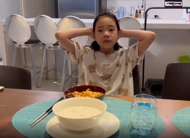 小S為女兒做咖喱飯,許老三出落得愈發漂亮,沒有兒時的「丑萌」模樣,五官越來越精緻,網友:再大一點就和姐姐一樣驚艷了!