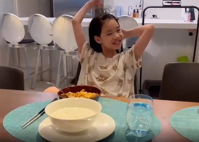 小S為女兒做咖喱飯,許老三出落得愈發漂亮,沒有兒時的「丑萌」模樣,五官越來越精緻,網友:再大一點就和姐姐一樣驚艷了!