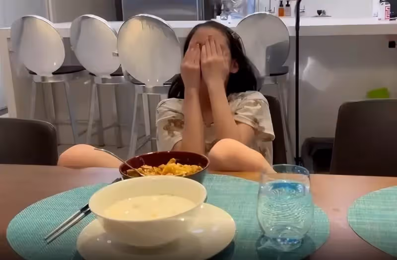 小S為女兒做咖喱飯,許老三出落得愈發漂亮,沒有兒時的「丑萌」模樣,五官越來越精緻,網友:再大一點就和姐姐一樣驚艷了!