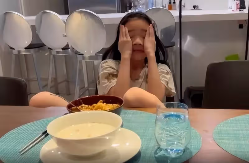 小S為女兒做咖喱飯,許老三出落得愈發漂亮,沒有兒時的「丑萌」模樣,五官越來越精緻,網友:再大一點就和姐姐一樣驚艷了!