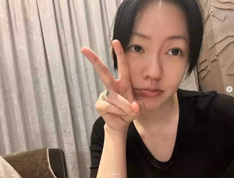 小S為女兒做咖喱飯,許老三出落得愈發漂亮,沒有兒時的「丑萌」模樣,五官越來越精緻,網友:再大一點就和姐姐一樣驚艷了!