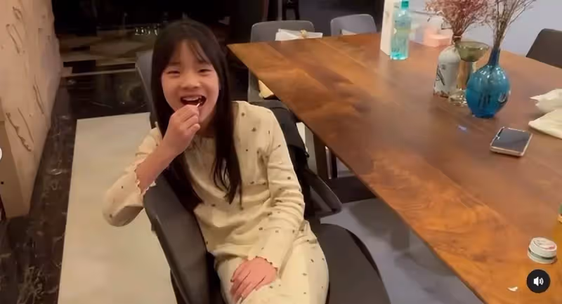 小S為女兒做咖喱飯,許老三出落得愈發漂亮,沒有兒時的「丑萌」模樣,五官越來越精緻,網友:再大一點就和姐姐一樣驚艷了!