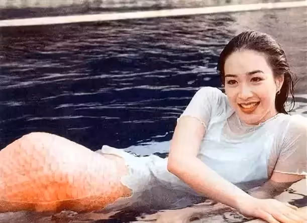 鐘麗緹大方曬出全家福!21歲大女兒長相大氣,考拉天生「鏡頭感」,網友:一個比一個出挑