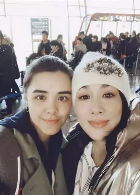鐘麗緹大方曬出全家福!21歲大女兒長相大氣,考拉天生「鏡頭感」,網友:一個比一個出挑