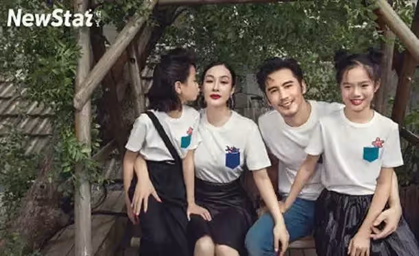 鐘麗緹大方曬出全家福！21歲大女兒長相大氣，考拉天生「鏡頭感」，網友：一個比一個出挑