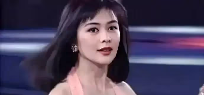 真的是人生贏家!關之琳身價超過5億,與男模親密合照惹人遐想,網友:60歲仍然有愛情?