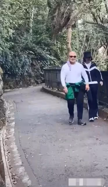 真的是人生贏家!關之琳身價超過5億,與男模親密合照惹人遐想,網友:60歲仍然有愛情?