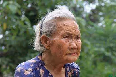 兒子養岳母卻不養親媽,被罵成白眼狼,兒子:我們只是親戚