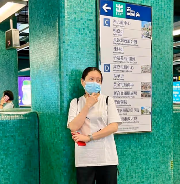 56歲李麗珍近況,坐地鐵出行光顧路邊小店,身家豐厚生活仍接地氣