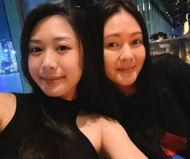 56歲李麗珍近況,坐地鐵出行光顧路邊小店,身家豐厚生活仍接地氣