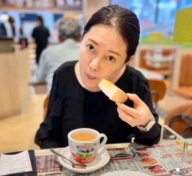 56歲李麗珍近況,坐地鐵出行光顧路邊小店,身家豐厚生活仍接地氣