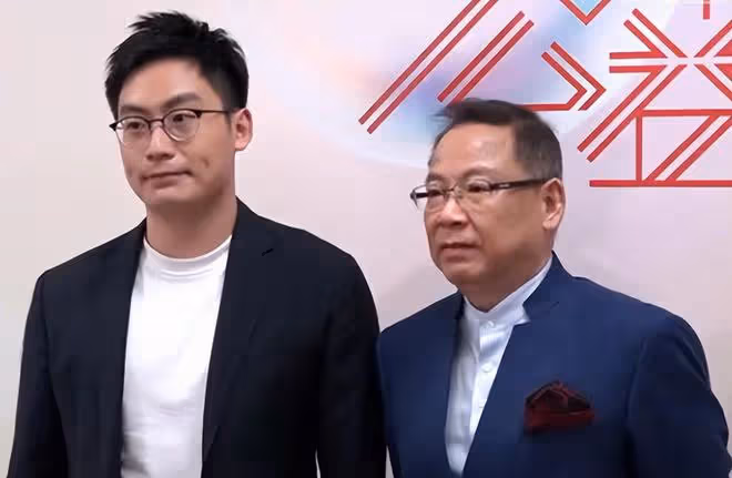 張明敏攜子登上TVB舞台獻唱,65歲氣質出眾,34歲兒子高大帥氣