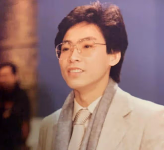 張明敏攜子登上TVB舞台獻唱,65歲氣質出眾,34歲兒子高大帥氣