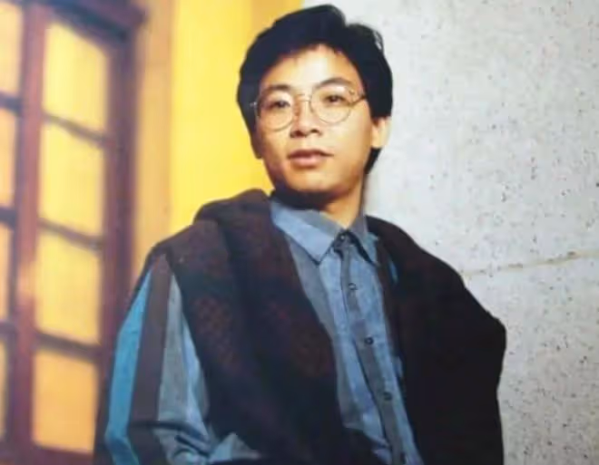 張明敏攜子登上TVB舞台獻唱,65歲氣質出眾,34歲兒子高大帥氣