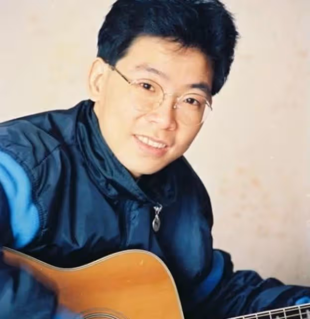 張明敏攜子登上TVB舞台獻唱,65歲氣質出眾,34歲兒子高大帥氣