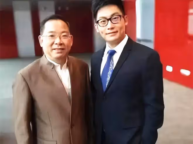 張明敏攜子登上TVB舞台獻唱,65歲氣質出眾,34歲兒子高大帥氣