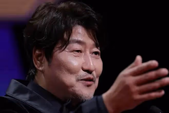 「忠武路」頂流演員,宋康昊斬獲坎城最佳男主角!韓國演技教科書《殺人回憶》~