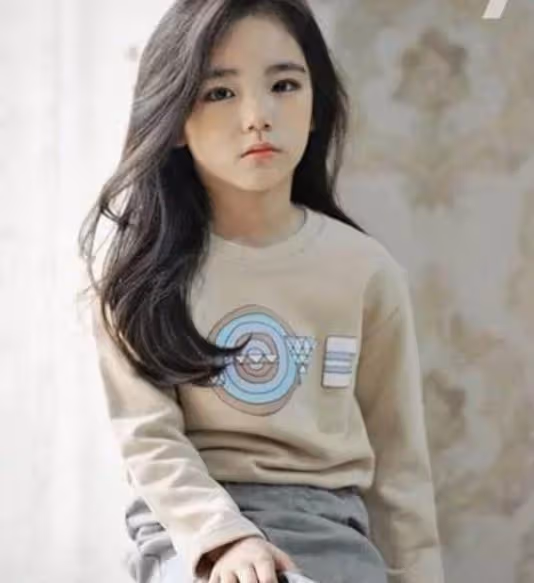 6歲小女孩被經紀公司看上, 願等她10年簽約,卻被媽媽顏值驚艷到