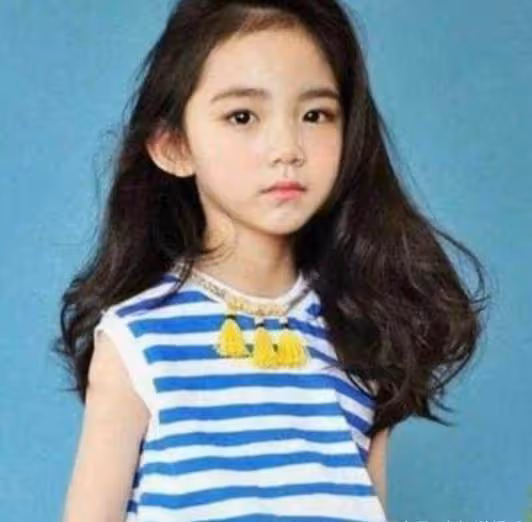 6歲小女孩被經紀公司看上, 願等她10年簽約,卻被媽媽顏值驚艷到
