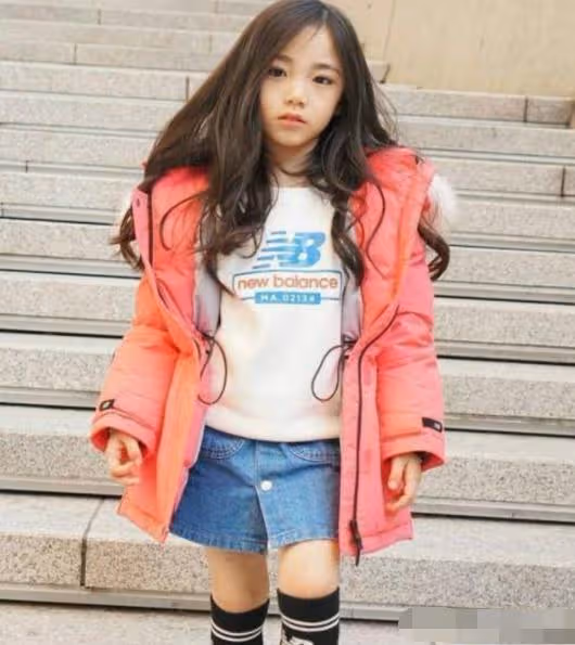 6歲小女孩被經紀公司看上, 願等她10年簽約,卻被媽媽顏值驚艷到