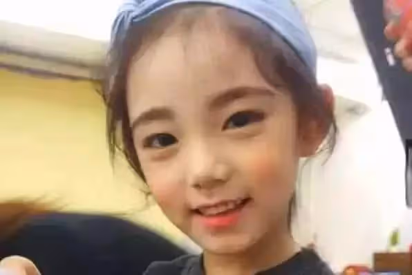 6歲小女孩被經紀公司看上, 願等她10年簽約,卻被媽媽顏值驚艷到
