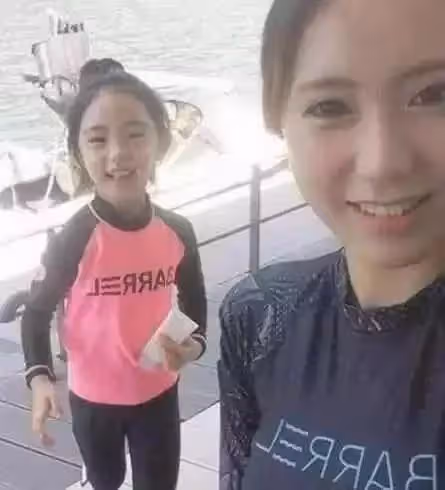 6歲小女孩被經紀公司看上, 願等她10年簽約,卻被媽媽顏值驚艷到