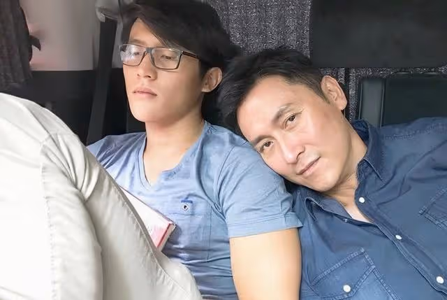 香港知名男星兒子性取向成謎!曬照高調親吻男生,常被吐槽太顯老