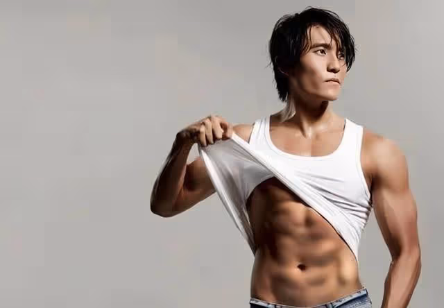 香港知名男星兒子性取向成謎!曬照高調親吻男生,常被吐槽太顯老