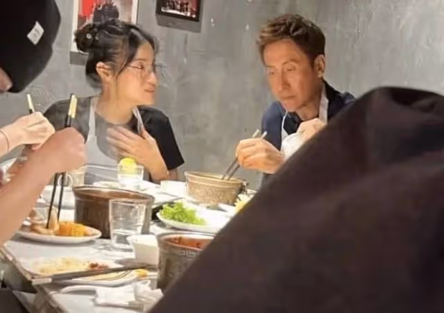 TVB視帝新劇收官!被曝現身澳洲參加兒子畢業禮,夫妻甜蜜同行