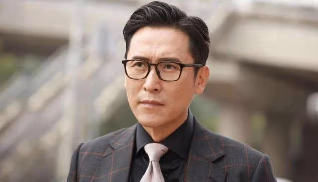 TVB視帝新劇收官!被曝現身澳洲參加兒子畢業禮,夫妻甜蜜同行