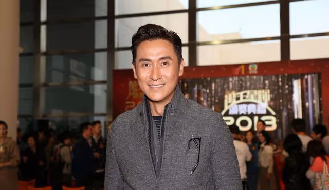 TVB視帝新劇收官!被曝現身澳洲參加兒子畢業禮,夫妻甜蜜同行
