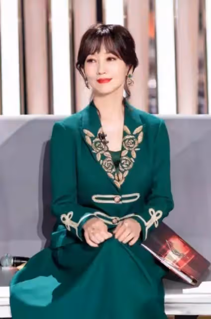 惠英紅和趙雅芝同框，一個成熟一個優雅，終於明白女人不扮嫩更美
