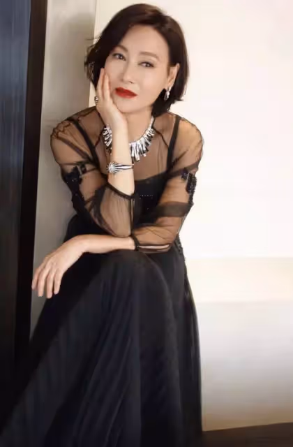 惠英紅和趙雅芝同框，一個成熟一個優雅，終於明白女人不扮嫩更美