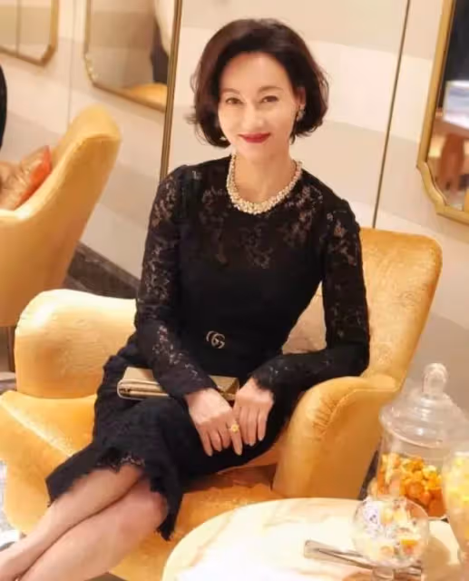 惠英紅和趙雅芝同框，一個成熟一個優雅，終於明白女人不扮嫩更美