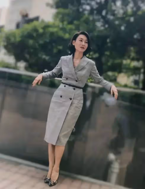 惠英紅和趙雅芝同框，一個成熟一個優雅，終於明白女人不扮嫩更美