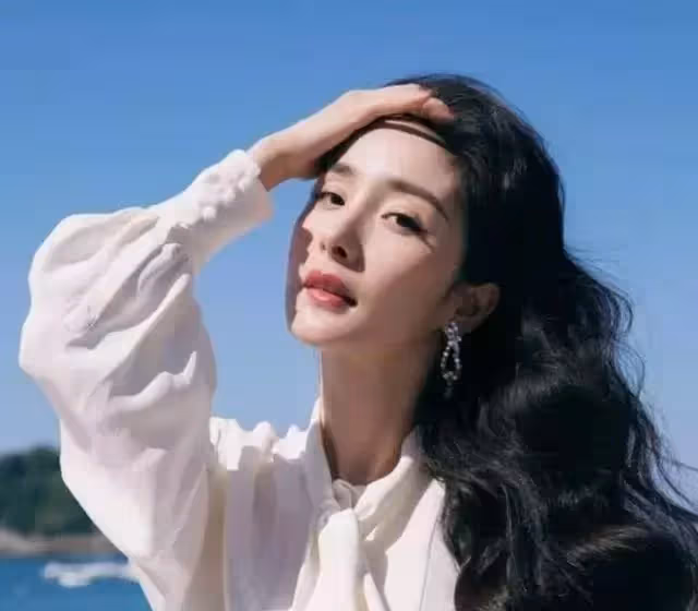 女星修圖前後對比照，差別太大，網友：這是「照騙」吧