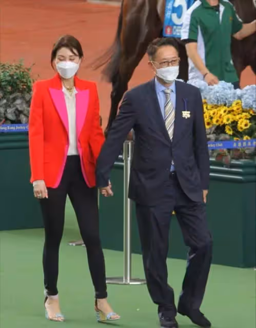 李嘉欣也發福了！穿鯊魚褲暴露大象腿，被豪門老公牽手太乖巧