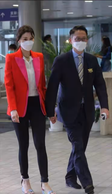 李嘉欣也發福了！穿鯊魚褲暴露大象腿，被豪門老公牽手太乖巧