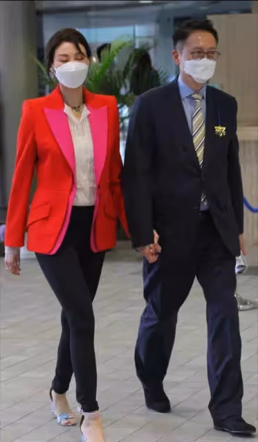 李嘉欣也發福了！穿鯊魚褲暴露大象腿，被豪門老公牽手太乖巧