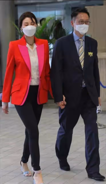 李嘉欣也發福了！穿鯊魚褲暴露大象腿，被豪門老公牽手太乖巧